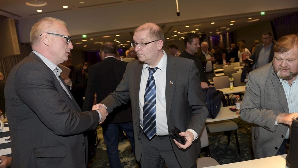 Metalliliiton puheenjohtaja Riku Aalto (kesk.) vastaanottaa onnitteluita äänestyksen jälkeen Metalliliiton valtuuston ylimääräisessä kokouksessa Helsingissä 10. kesäkuuta 2016.