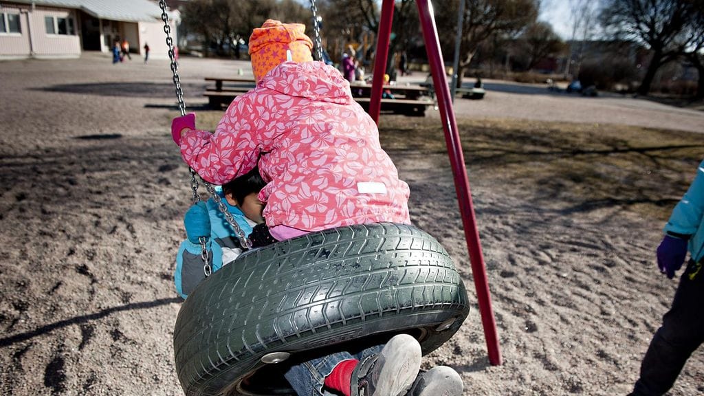 Adoptioiden määrään vaikuttaa moni seikka, aina vanhempia tarvitsevien lasten määrästä potentiaalisten vanhempien kiinnostukseen kyseistä maata kohtaan.