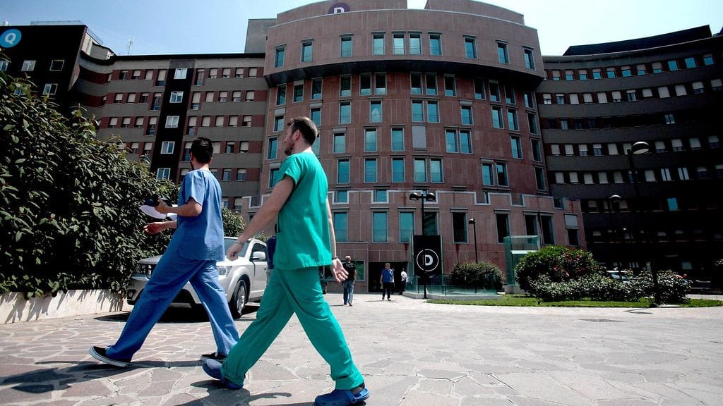 Berlusconia hoitavan sairaalan mukaan ex-pääministeri on siirretty tehohoitoon.