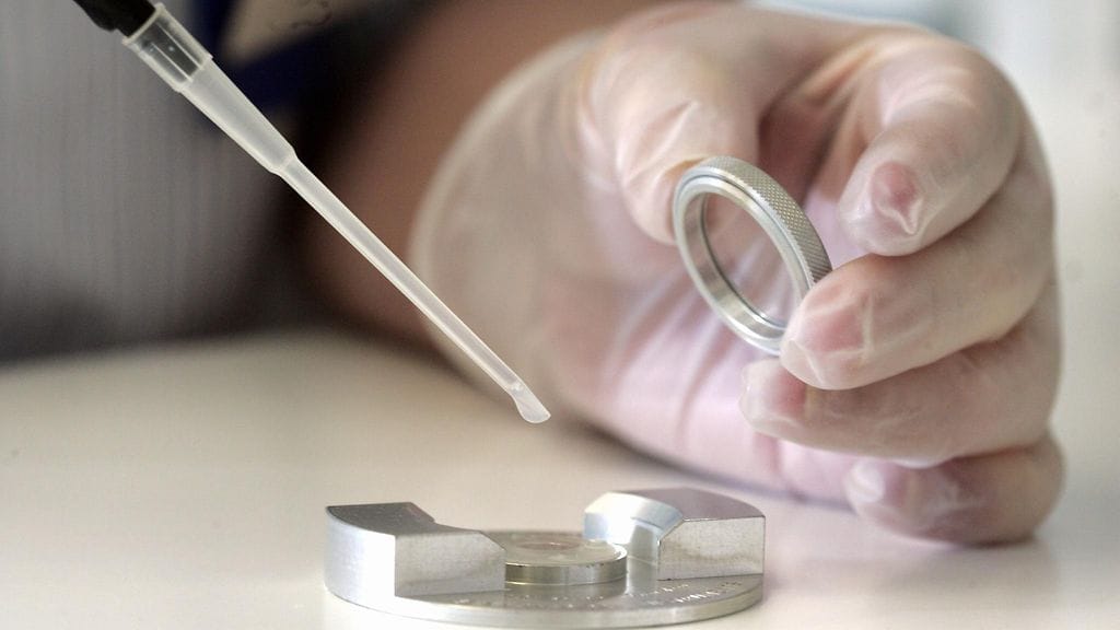 Laboratoriohoitaja ottaa spermanäytettä tutkimusta varten Naistenklinikalla.