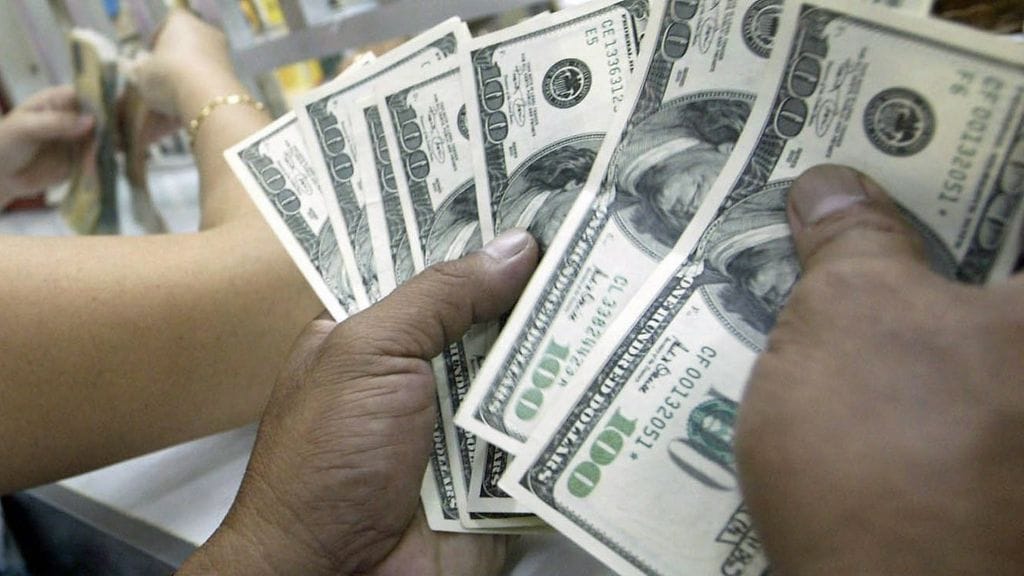 Rahasade oli peräisin käteistä kuljettaneesta panssariautosta. Kuvituskuva.