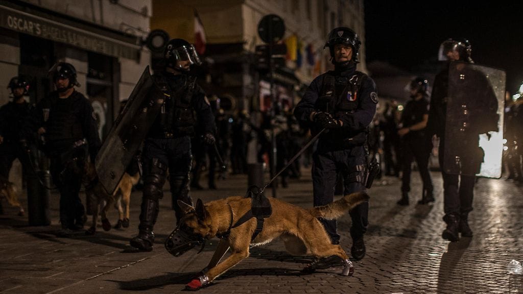 Mellakkapoliisit Marseillessä lauantaina Englanti-Venäjä-ottelun jälkeen.