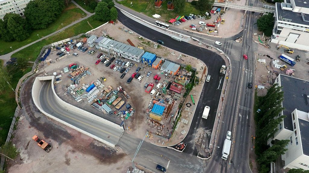 Länsimetron rakennustyömaa Espoon Tapiolassa 13. kesäkuuta 2016. Länsimetron liikenteen käynnistyminen lykkääntyy suunnitellusta elokuun puolivälistä toistaiseksi tuntemattomaan ajankohtaan turvallisuusjärjestelmien testauksen viivästymisen takia.