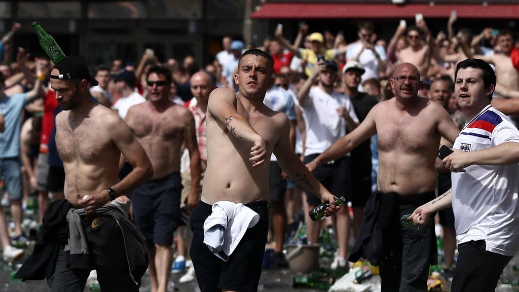 Englannin fanit ottivat poliisien kanssa yhteen kesällä Marseillessa.