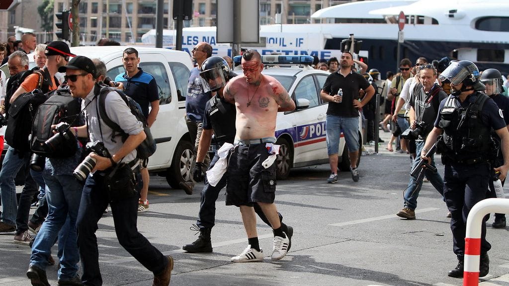 Poliisi pidätti futishuligaaneja Marseillessa reilu viikko sitten.