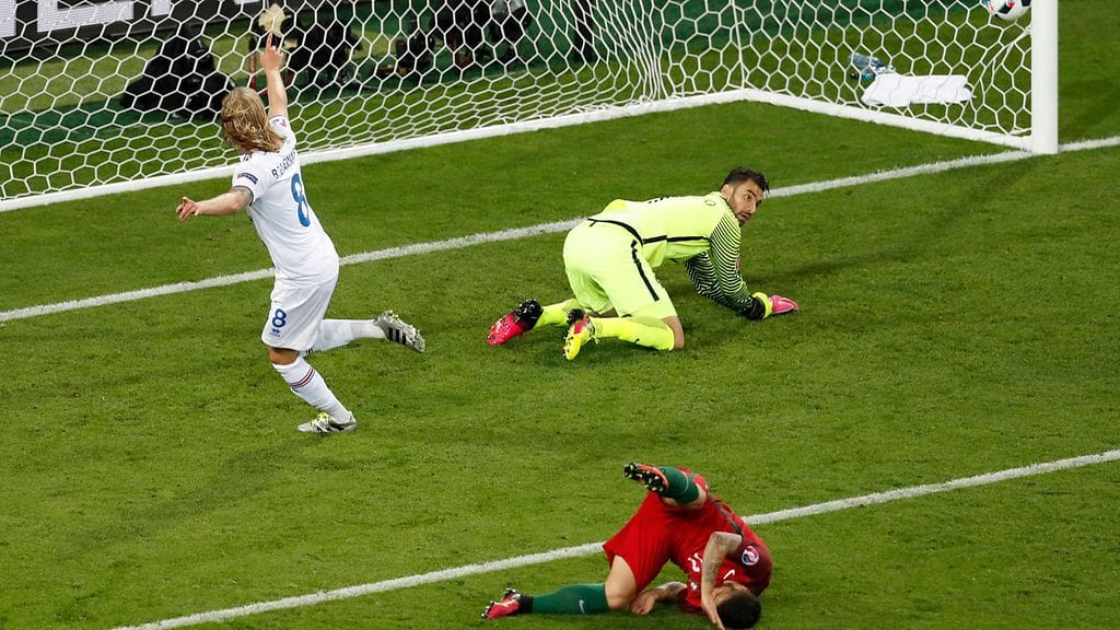 Birkir Bjarnason laukoi historiallisen maalin Islannille.