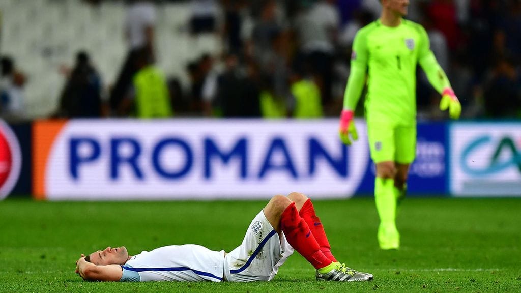 Englannin Gary Cahill makasi pettyneenä nurmella 1–1-tasapeliin päättyneen Venäjä-ottelun jälkeen lauantaina.