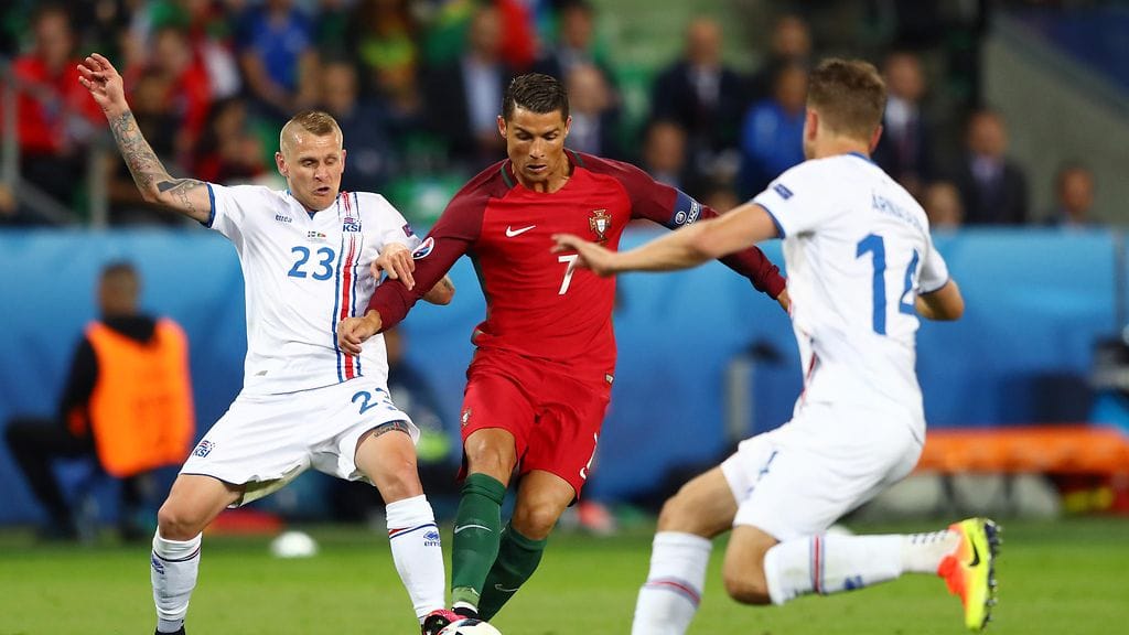 Cristiano Ronaldo jäi maaleitta islantilaisten puristuksissa
