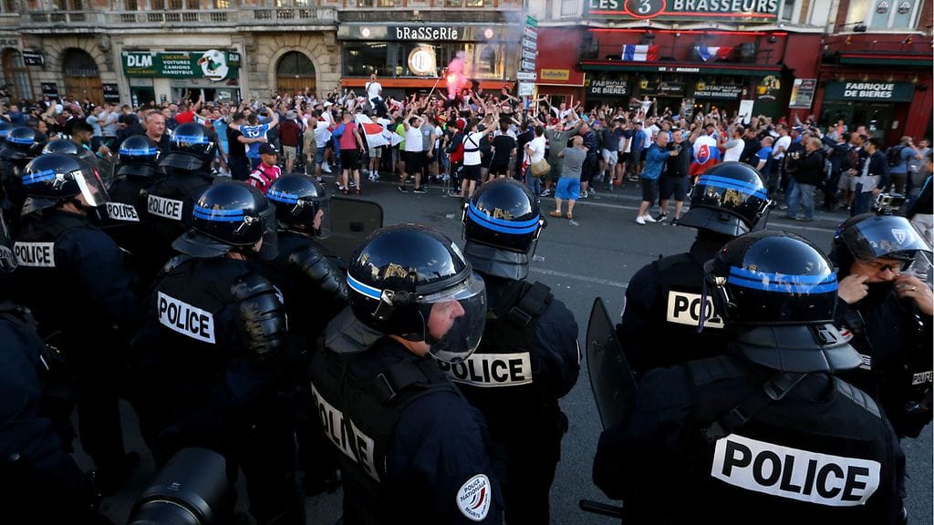 EM-mellakoita kitkettiin Lillessä kyynelkaasulla