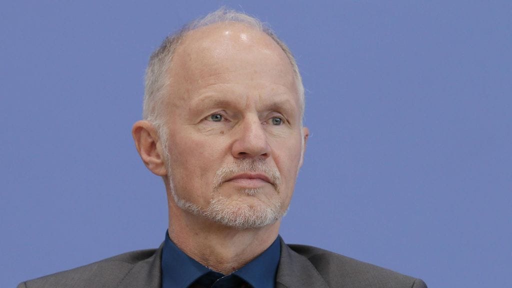 Valtiosihteeri Rainer Baake esittää, että polttomoottoriautojen rekisteröinti tulisi kieltää Saksassa vuodesta 2030 alkaen.