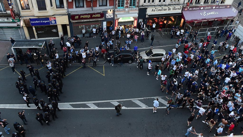 Kannattajat ja poliisi ottivat yhteen eilen Lillessä.