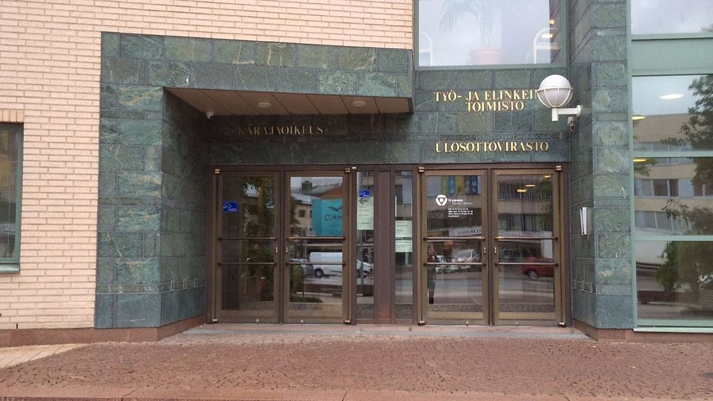 Tuusulan käräjäoikeus tuomitsi 20-vuotiaan naisen ehdolliseen vankeuteen todistusaineiston vääristelemisestä ja väärästä ilmiannosta nuorena henkilönä.