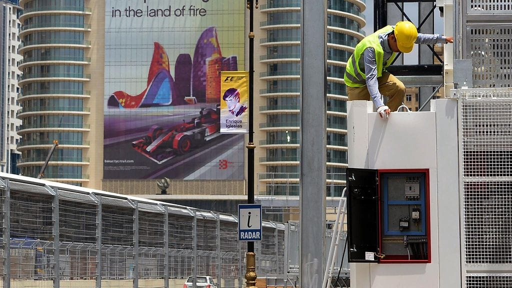 Työntekijä teki viimeistelyhommia Bakun radalla viime viikolla.