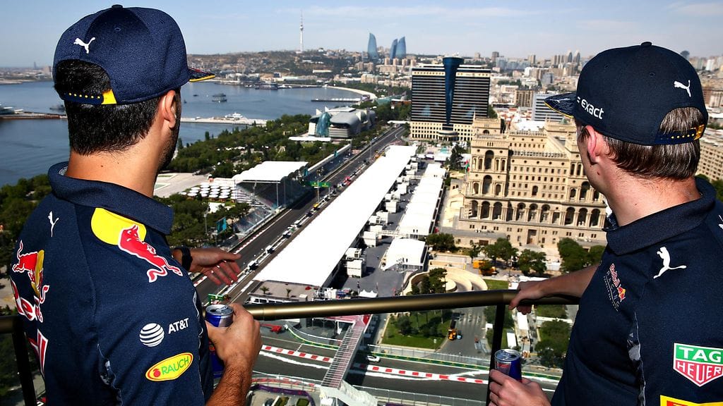 Daniel Ricciardo ja Max Verstappen katselemassa Bakun radalle