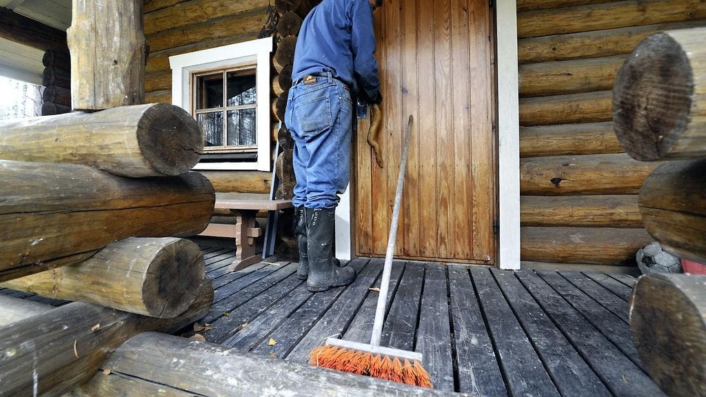 Joskus rauhoittumiseen tarkoitettu mökki muuttuu pikemminkin työleiriksi. Kuvituskuva.