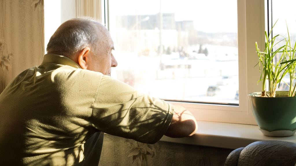 Tutkimuksen mukaan Alzheimerin taudin ensimmäiset oireet eivät esiinny ongelmina muistamisessa.