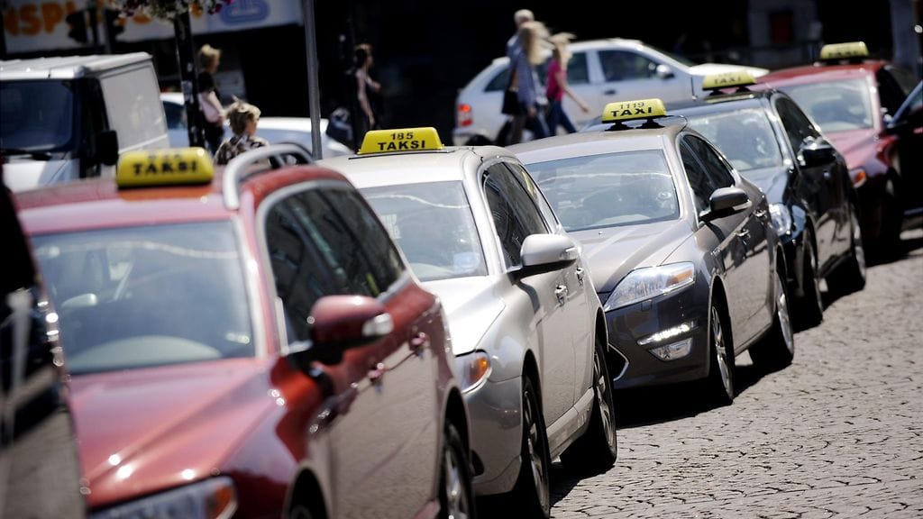 Taksiliiton toimitusjohtaja Timo Koskinen uskoo, että syynä taksialan työvoimapulaan ovat työn epäsäännöllisyys, epänormaalit työajat ja huono palkkaus.