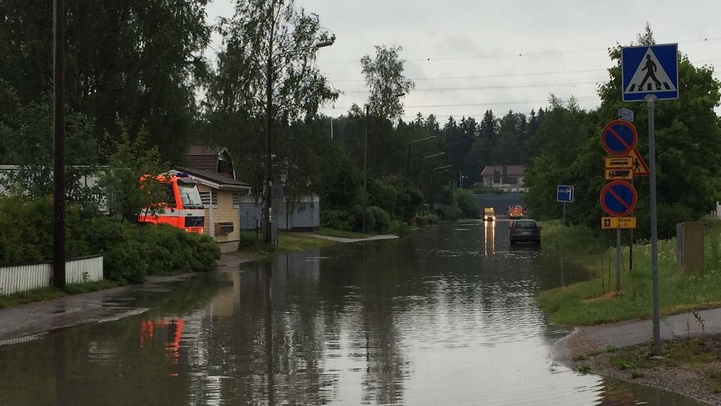 Rankkasateet aiheuttivat 16.6.2016 tulvimista Vantaalla Vaaralantien lähellä.