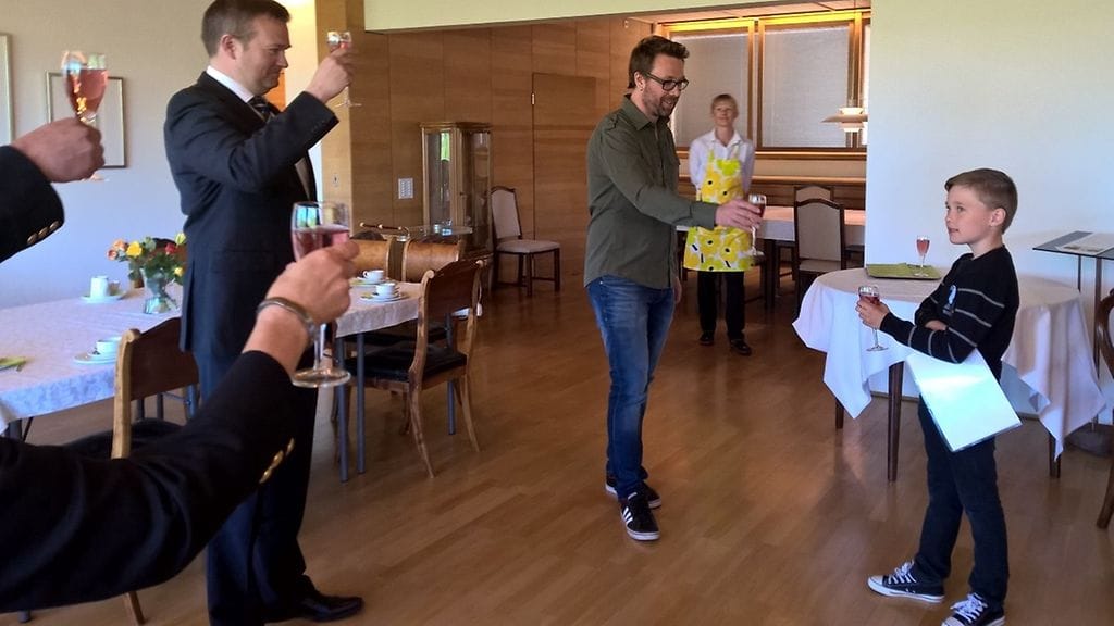 11-vuotias Sisu Haataja (oikealla) nosti maljan ansaitsemansa hengenpelastusmitalin kunniaksi.