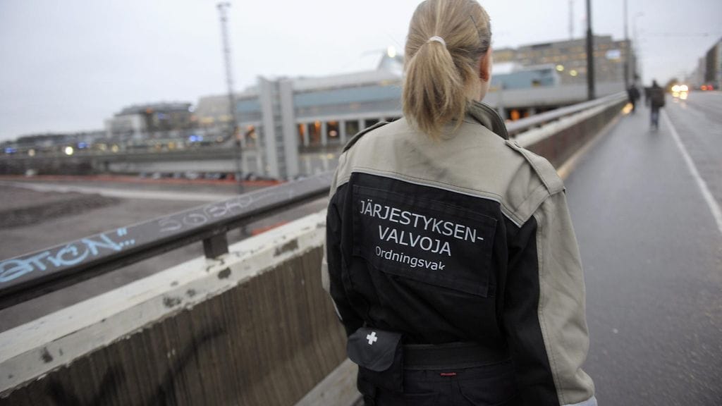 Hallitus esittää järjestyksenvalvojien asettamista poliisin avuksi vastaanotto- ja järjestelykeskuksiin. Kuvituskuva.