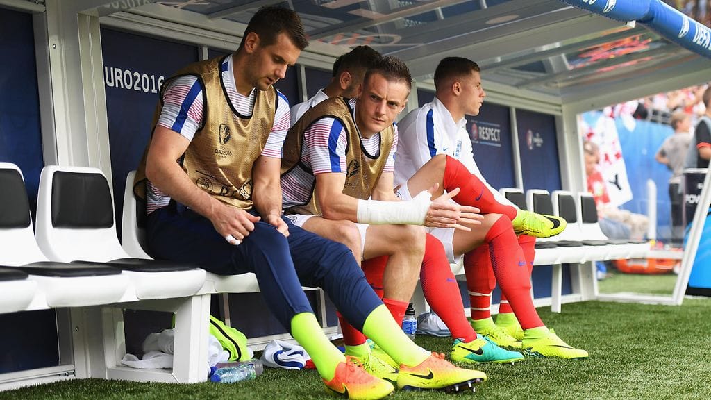 Jamie Vardy (kesk.) pääsi nurmelle toisella jaksolla. Kyseessä on hyökkääjän arvokisadebyytti.