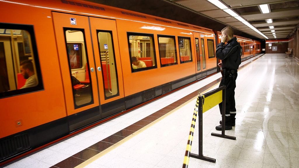 HSL:n mukaan Itäkeskuksen asemalla on rikkoutunut yksi metrovaunu, joka savuttaa. Koko metroliikennen seisoo. Kuvituskuva.