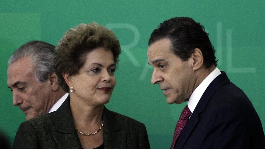 Vasemmalla Brasilian väliaikainen presidentti Michel Temer, viralta pantu Dilma Rousseff ja oikealla turistiministerin tehtävistä nyt 17.6.2016 eronnut Henrique Eduardo Alves kuvattuna 16.4.2015.