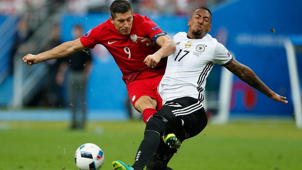 Jerome Boateng pelasti Saksan pysäyttämällä Robert Lewandowskin huippupaikassa.