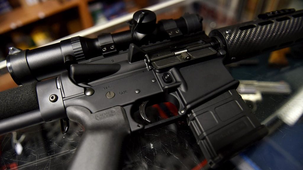 Yhdysvalloissa raskaitakin käsiaseita voi ostaa laillisesti.