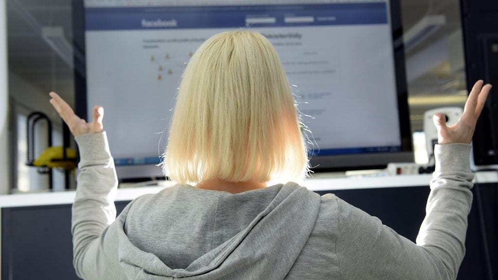 Facebookin hakukenttään voi syöttää myös vaikkapa sanan "äiti".