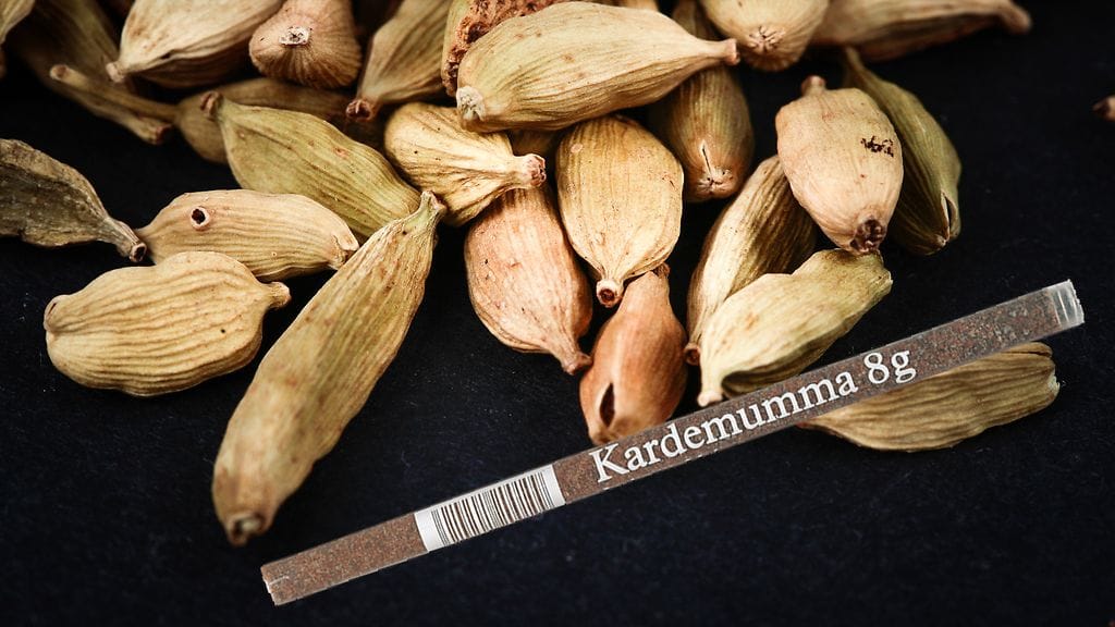 Muovinen kardemummaputkilo on suomalaisille hyvin tuttu.