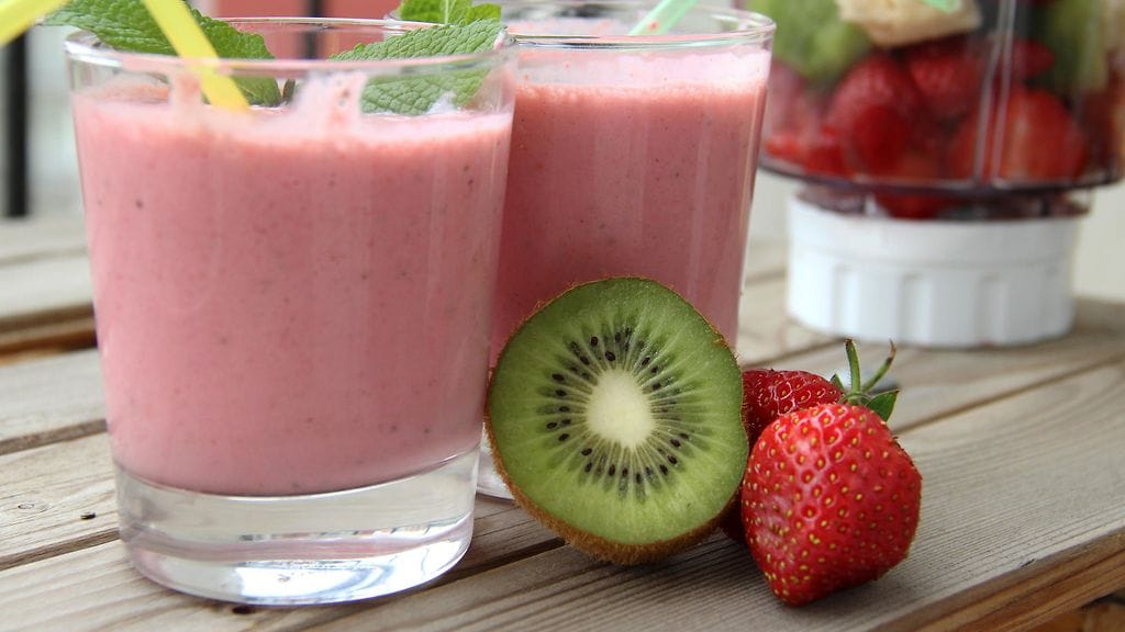 Mansikoista ja kiiveistä valmistuu helposti C-vitamiinipitoinen juoma.