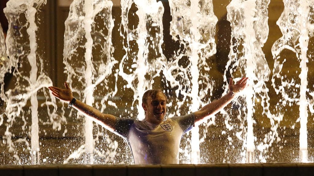 Englannin fani otti ilon irti Wales-voitosta