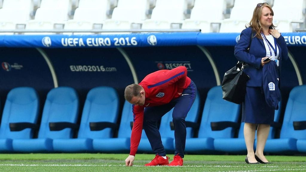 Wayne Rooney sorkkimassa Marseillen stadionin nurmea ennen Englanti-Venäjä-ottelua.
