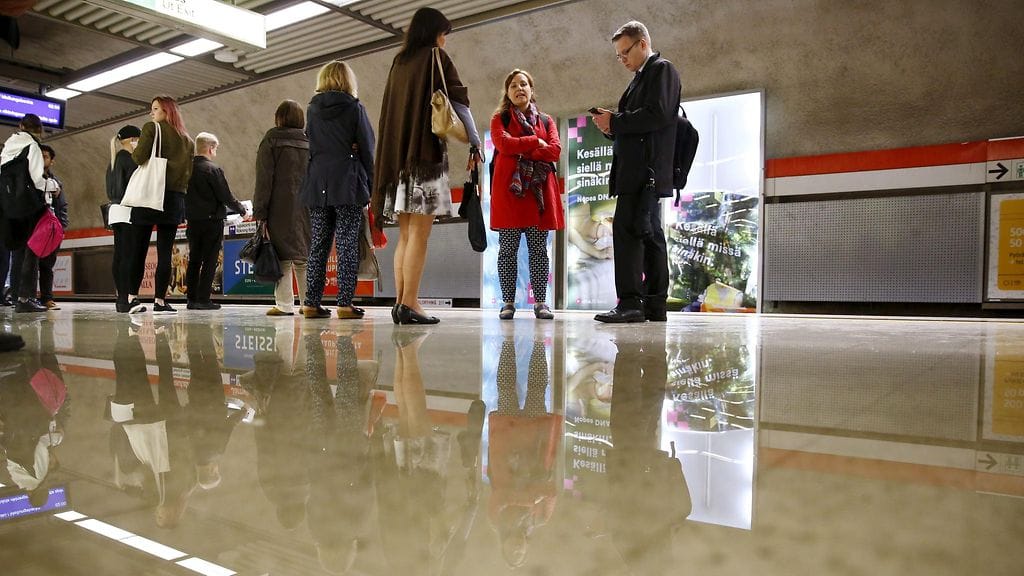 Vettä oli vielä eilen illalla asemalaiturin lattiallakin. Kuivaustyöt jatkuvat huoltotiloissa.