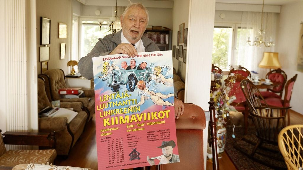 Entinen kansanedustaja Sulo 'Suti' Aittoniemi esittelee julistetta kotonaan Tampereella 13. kesäkuuta 2016.