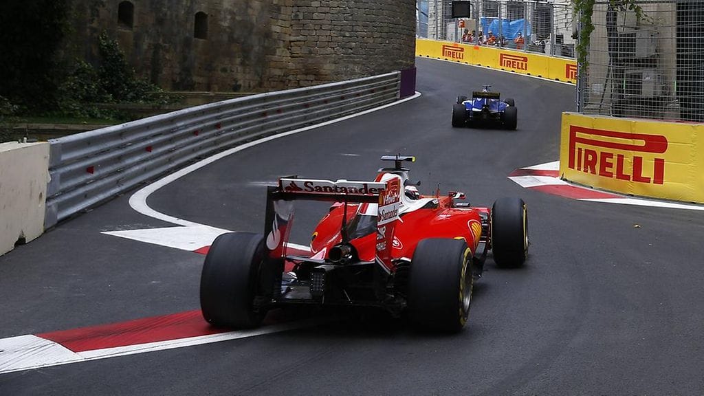 Kimi Räikkönen painaa kanttarin yli Bakussa.