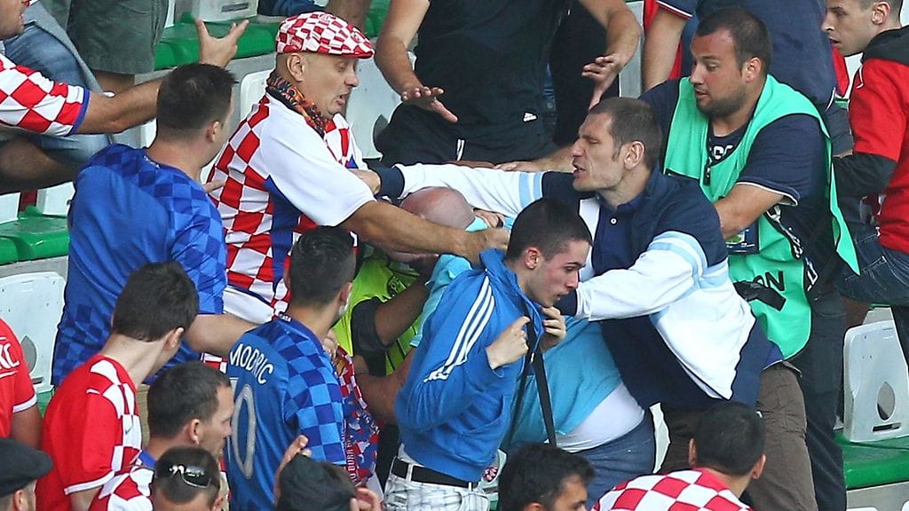 Kroatian katsomossa jaettiin iskuja.