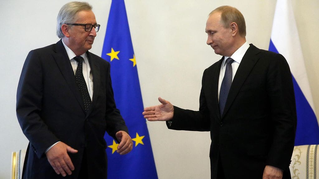 EU-komission puheenjohtaja Jean-Claude Juncker ja Venäjän presidentti Vladimir Putin kättelivät jäykähkösti Pietarissa. Junckerin Pietarin-matka on herättänyt kritiikkiä niin mediassa kuin EU-parlamentissakin.