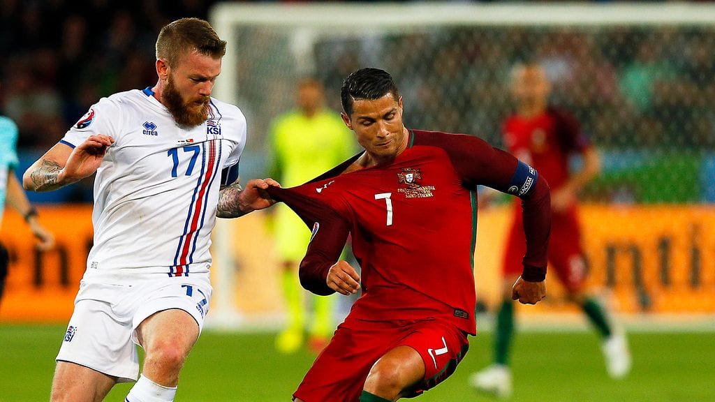 Aron Gunnarsson halusi Cristiano Ronaldon pelipaidan.