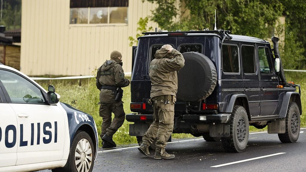 Poliisi kuoli ja toinen haavoittui vakavasti Vihdissä viime yönä. Mies ampui poliiseja piiritystilanteessa.
