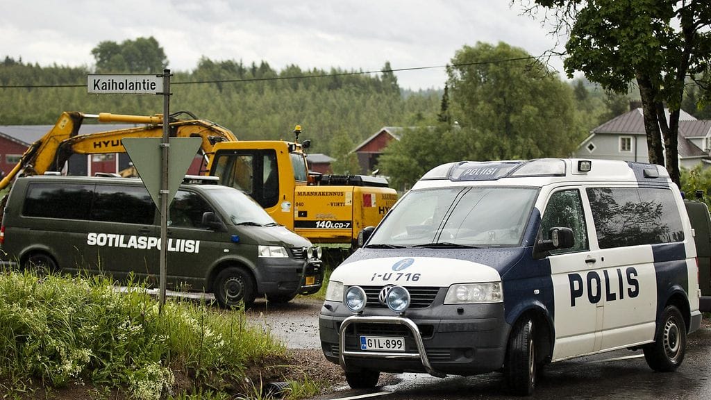 Poliisiautoja ampumapaikalla Vihdissä. Yksi poliisi kuoli ja toinen haavoittui vakavasti piiritystilanteessa viime yönä.