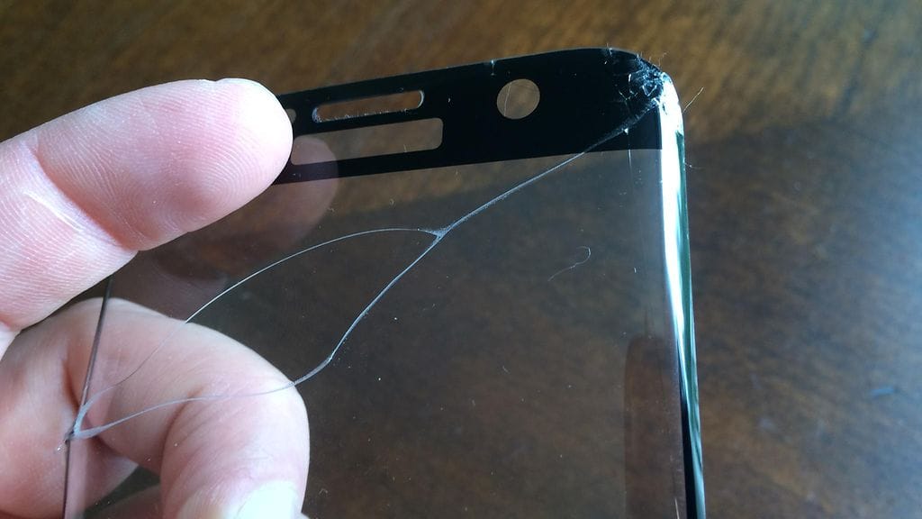 Lähes särkymättömäksi mainostettu Panzer näytönsuoja tuhoutui pienen pudotuksen seurauksena. Tämä kertoo karua kieltä siitä, miten hankalaa kaarevanäyttöisten puhelimien suojaaminen on.