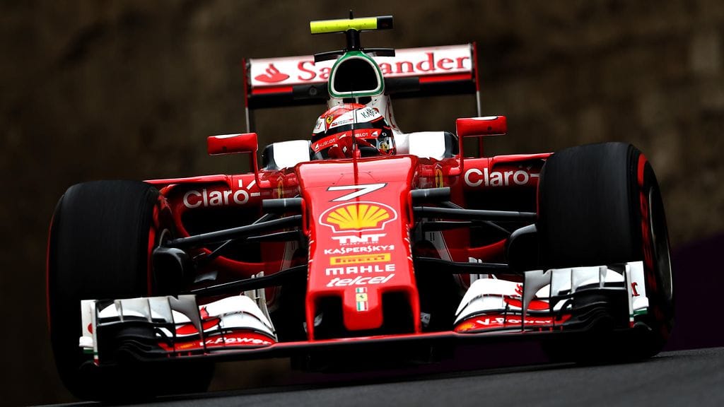 Kimi Räikkönen Ferrarinsa ratissa.