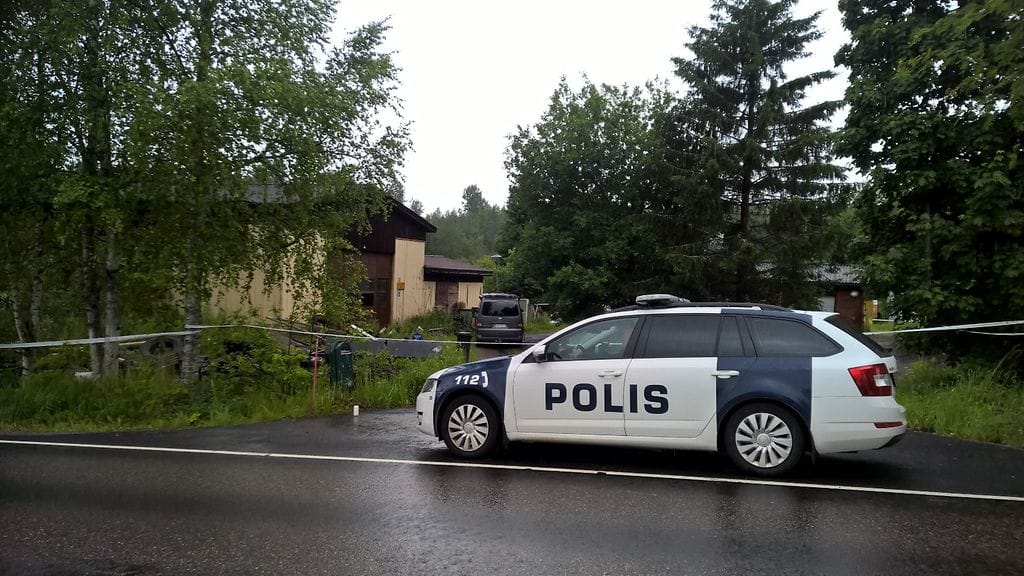 Vihdissä sijaitsevassa omakotitalossa ammuskeltiin viime perjantaina noin kello 23. Kahteen poliisiin osui: Toinen menehtyi ja toinen loukkaantui vakavasti. Epäilty ampui itsensä.