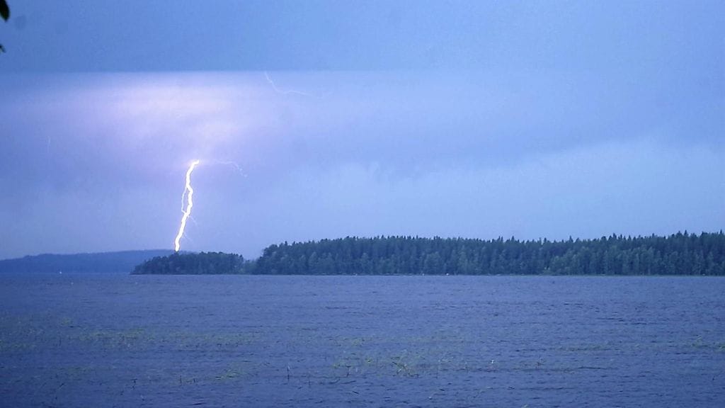 Maasalamoita iski eilen noin 3700 kappaletta, mikä on tämän kesän ennätys. Määrä ei ole kuitenkaan erityisen suuri. Kuvassa ukkosta kesäkuussa 2016.
