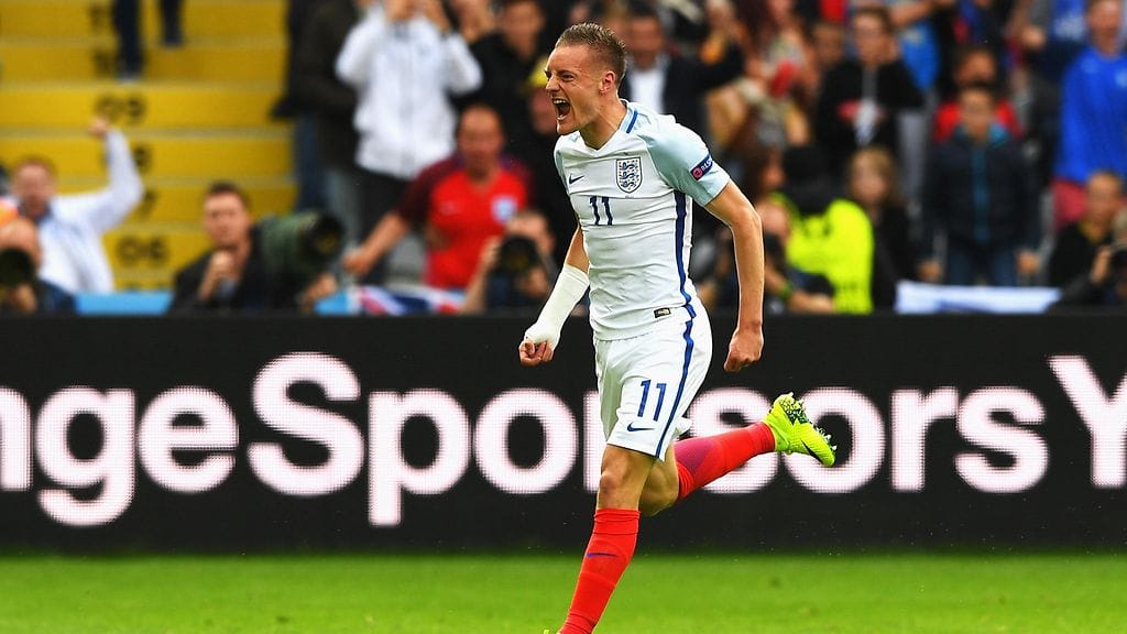 Jamie Vardy tuuletti villisti Wales-pelin maaliaan.