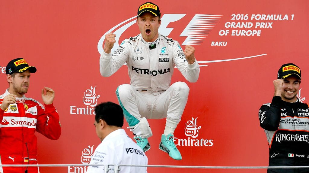 Nico Rosberg pomppi ilosta.