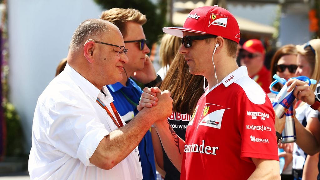 Kimi Räikkönen ja valokuvaaja Pat Behar tervehtivät toisiaan.