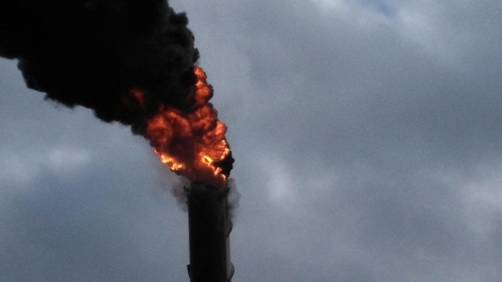 Jostakin syystä savukaasujen lämpötila oli noussut piipussa niin, että piipun sisäosan lasikuitu oli syttynyt palamaan.